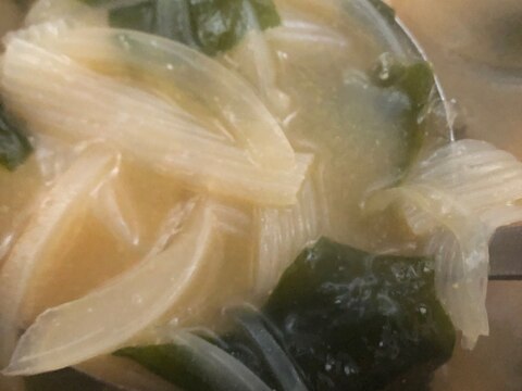 わかめ、こんにゃく、玉ねぎの味噌汁